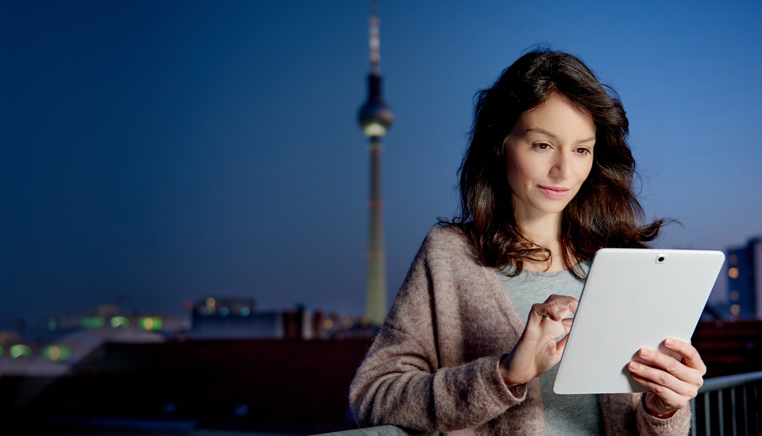 Offizielle Tagesspiegel-Darstellung zur digitalen Zeitungslektüre auf einem Tablet in Berlin