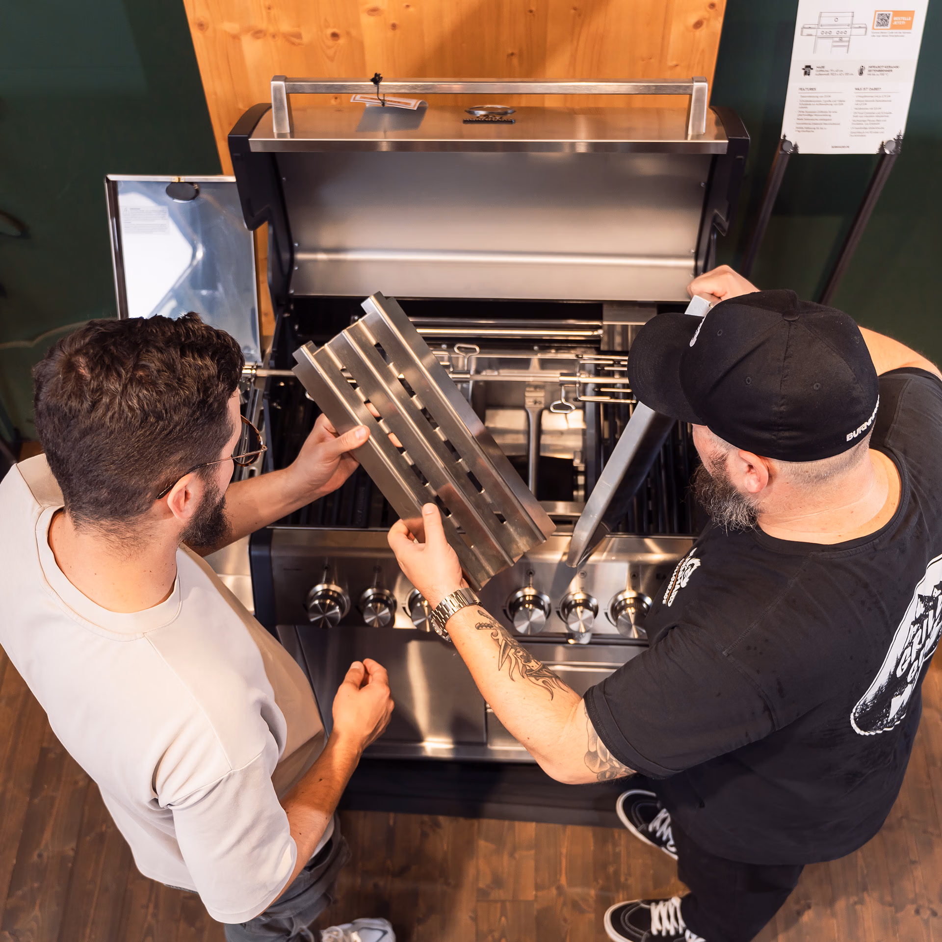 Beratung an einem Gasgrill in der BURNHARD Grillgarage Düsseldorf