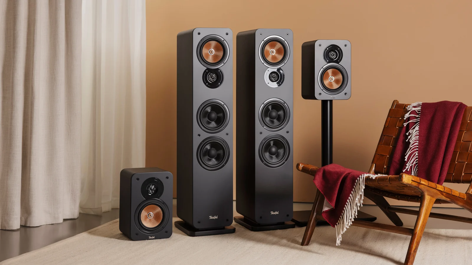 Teufel 立体声与家庭影院音箱在客厅中的陈列