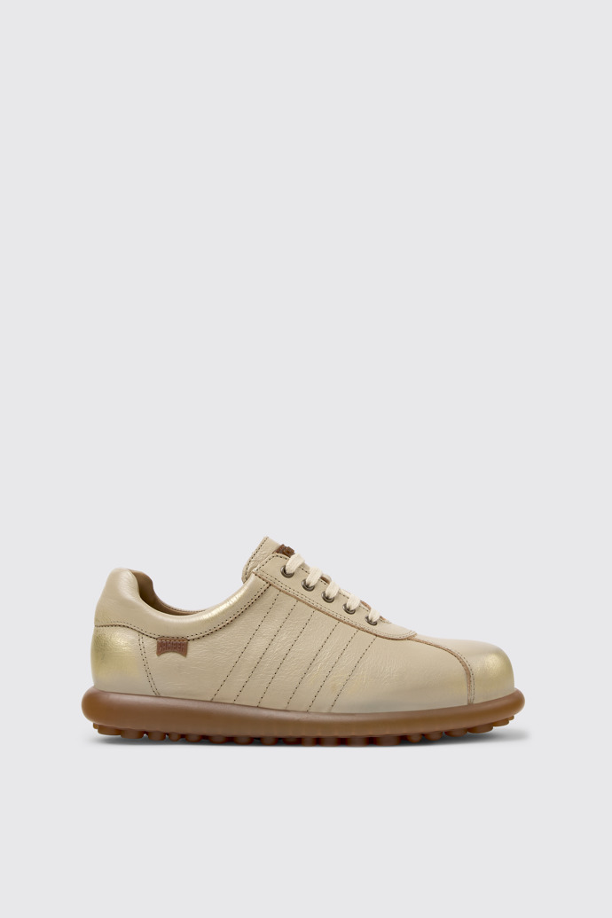 Goldfarbener Camper Pelotas Lederschuh in Seitenansicht