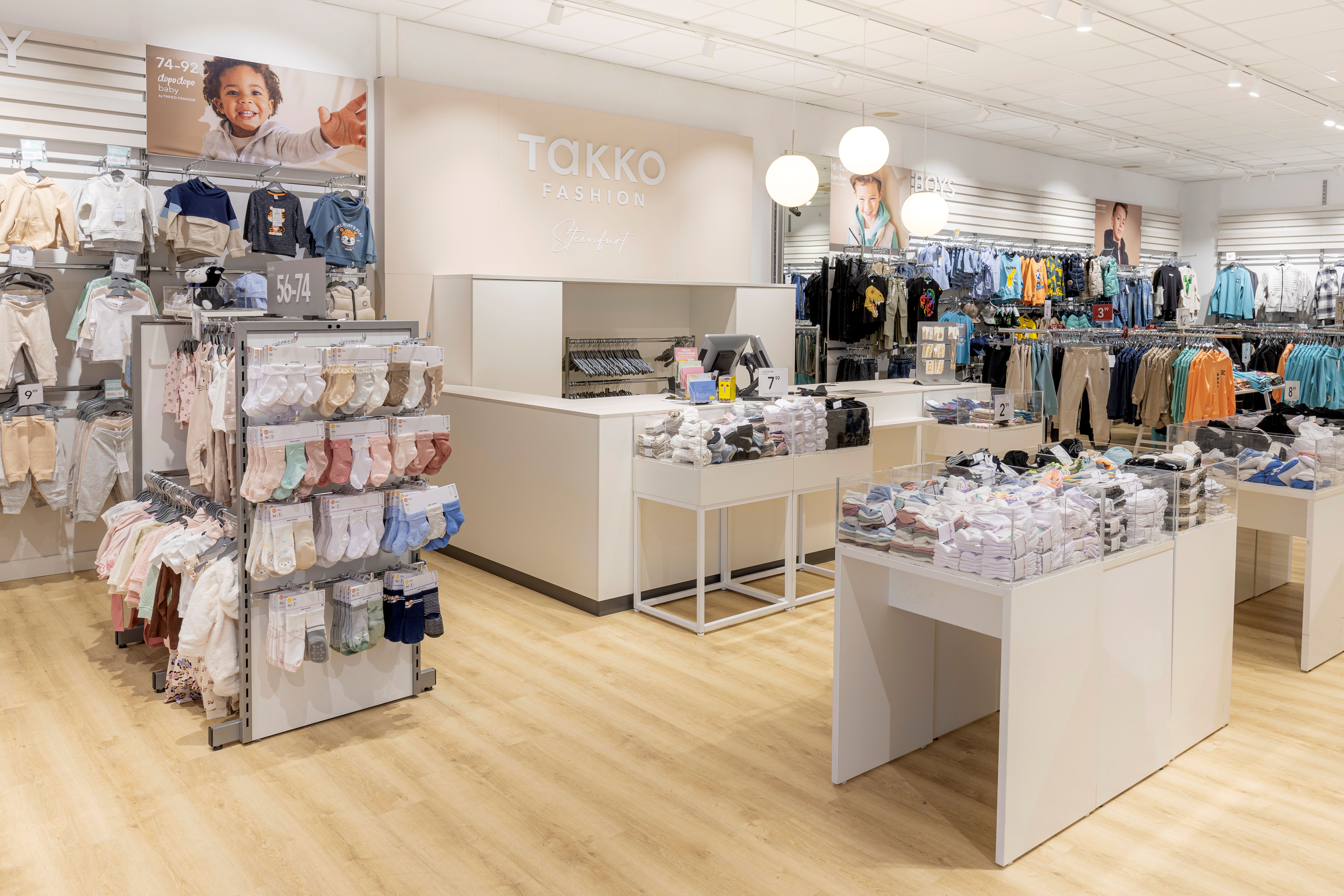 Kinderkleidung und Familien-Basics in einer Takko Fashion Filiale