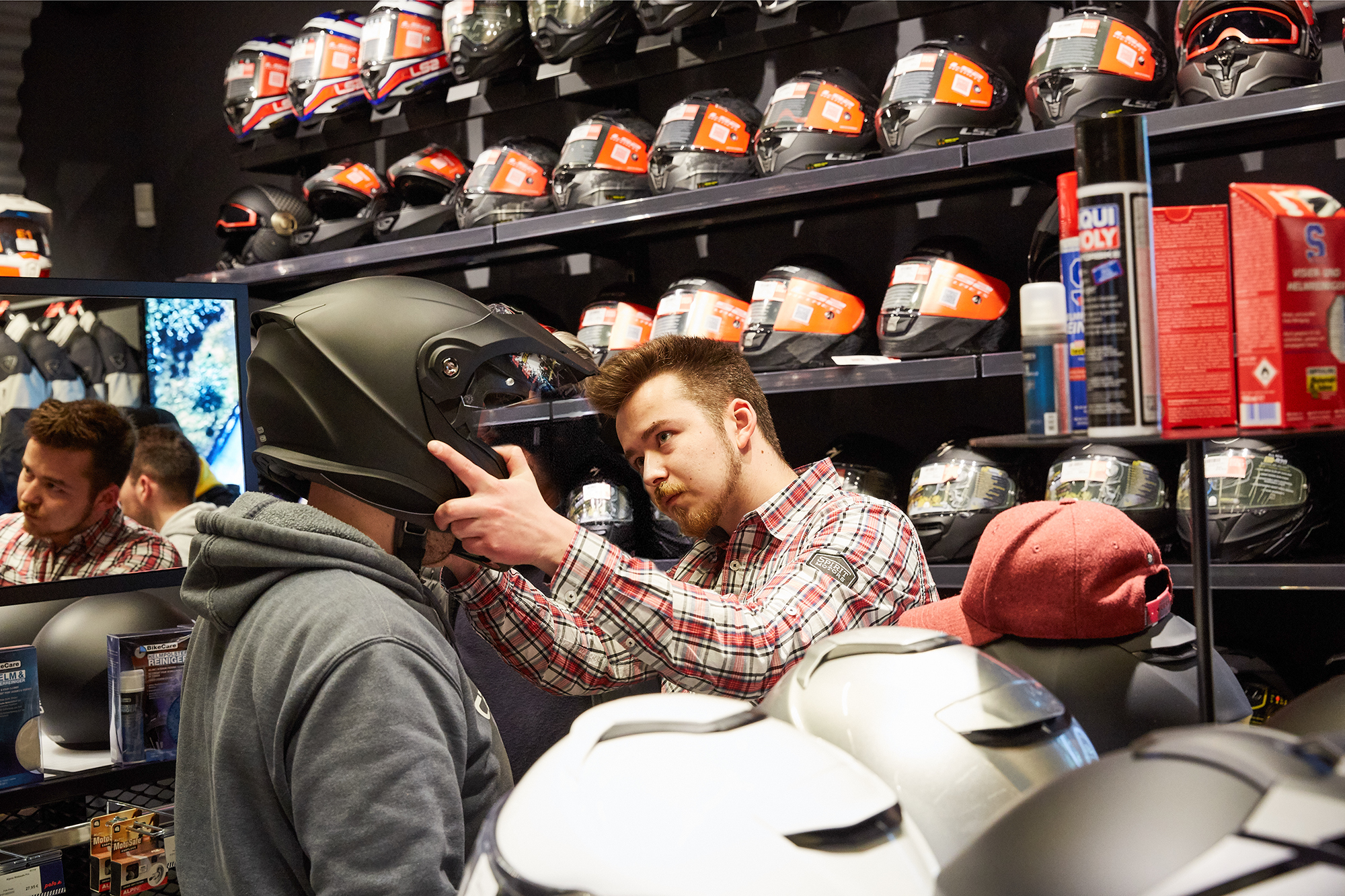 Helmanprobe und Passformberatung in einem deutschen POLO Motorrad Store