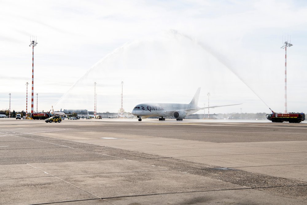 Offizielles Pressebild eines Qatar-Airways-Flugzeugs bei der Ankunft in Deutschland