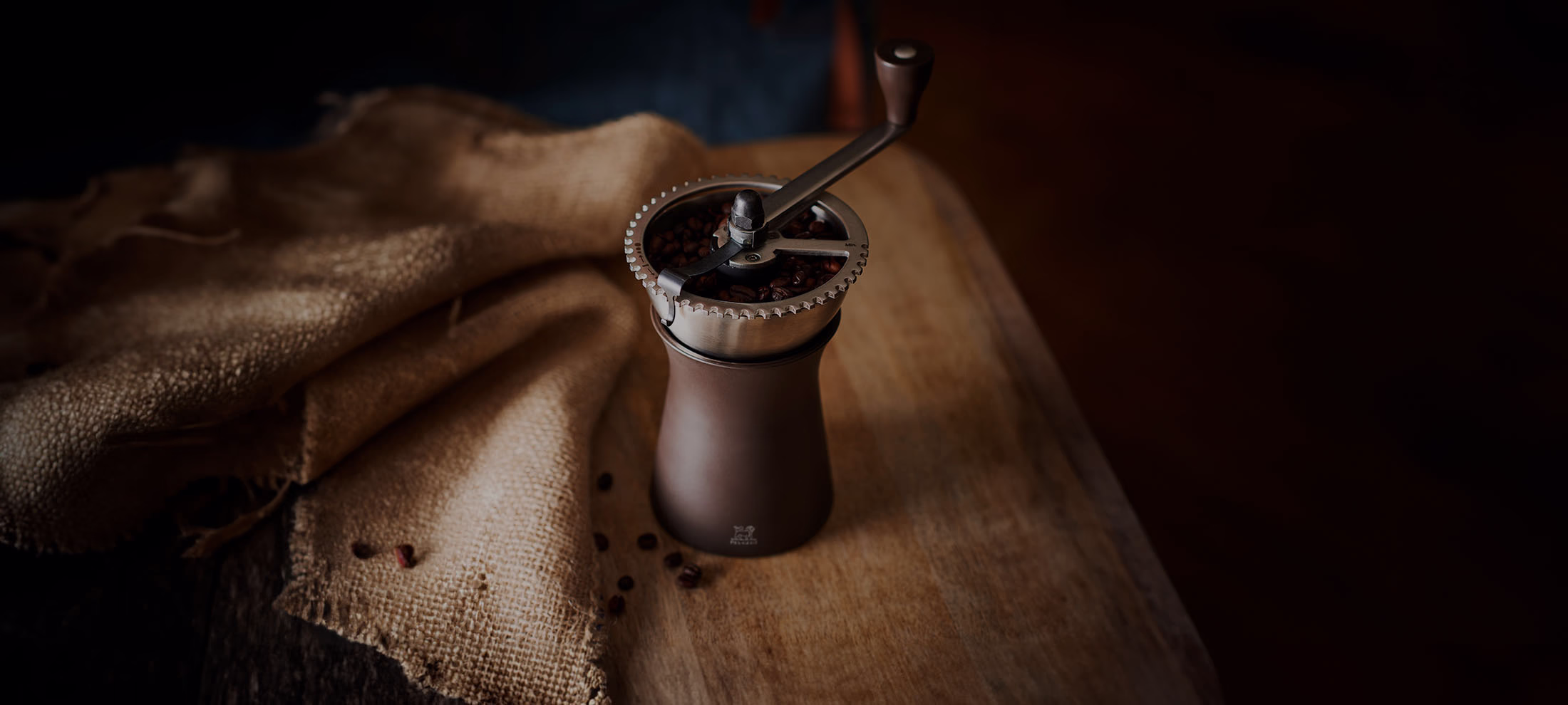 Peugeot Kronos Handkaffeemühle mit Kaffeebohnen