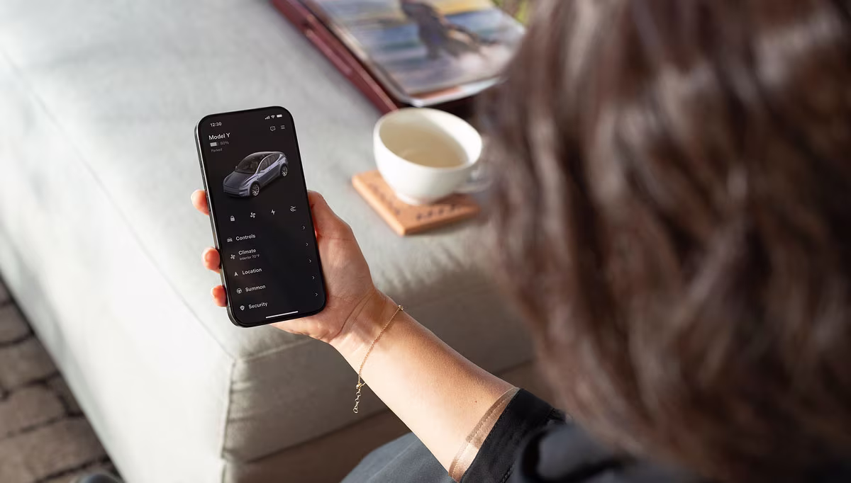 车主使用 Tesla App 管理 Model Y 车辆与账户