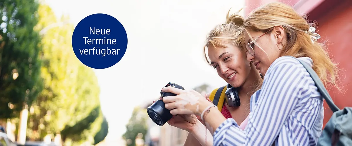Zwei Teilnehmerinnen prüfen bei der dm-Fotografie-Werkstatt eine Kamera