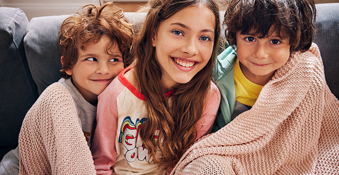 Offizielles Ernsting's-family-Motiv mit Kinderkleidung und Familien-Basics