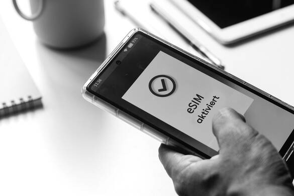 Offizielle BLACKSIM Illustration zur eSIM-Aktivierung auf einem Smartphone