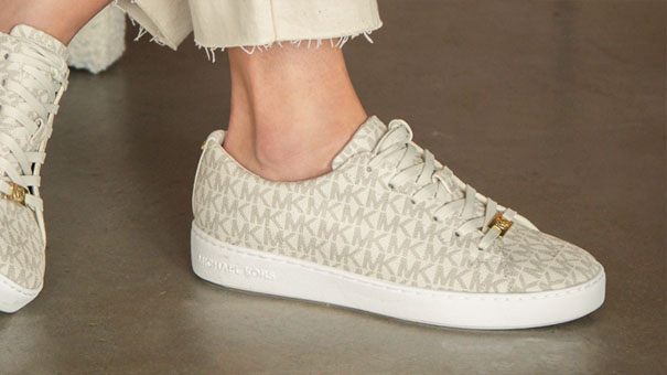 Designer-Sneaker in einer offiziellen fashionette-Aufnahme