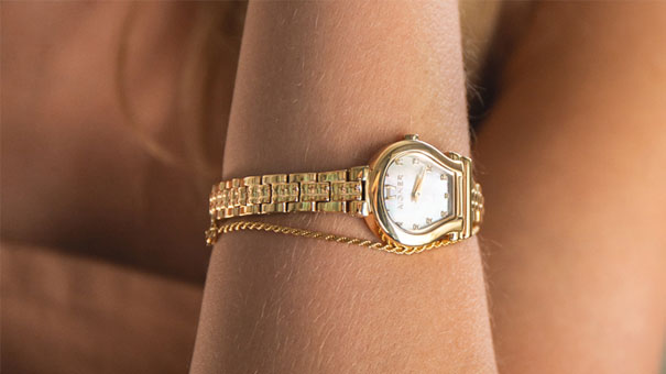 Designeruhr und Schmuck in einer offiziellen fashionette-Aufnahme