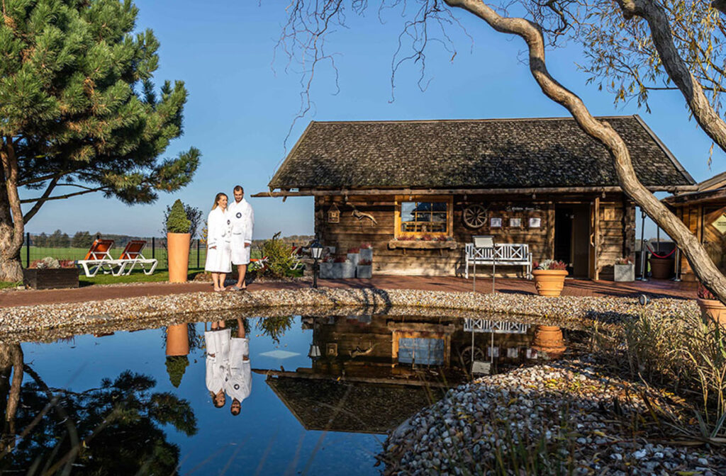 Offizielle Außenszene mit Sauna- und Ruhebereich der Kristall Therme Bad Wilsnack