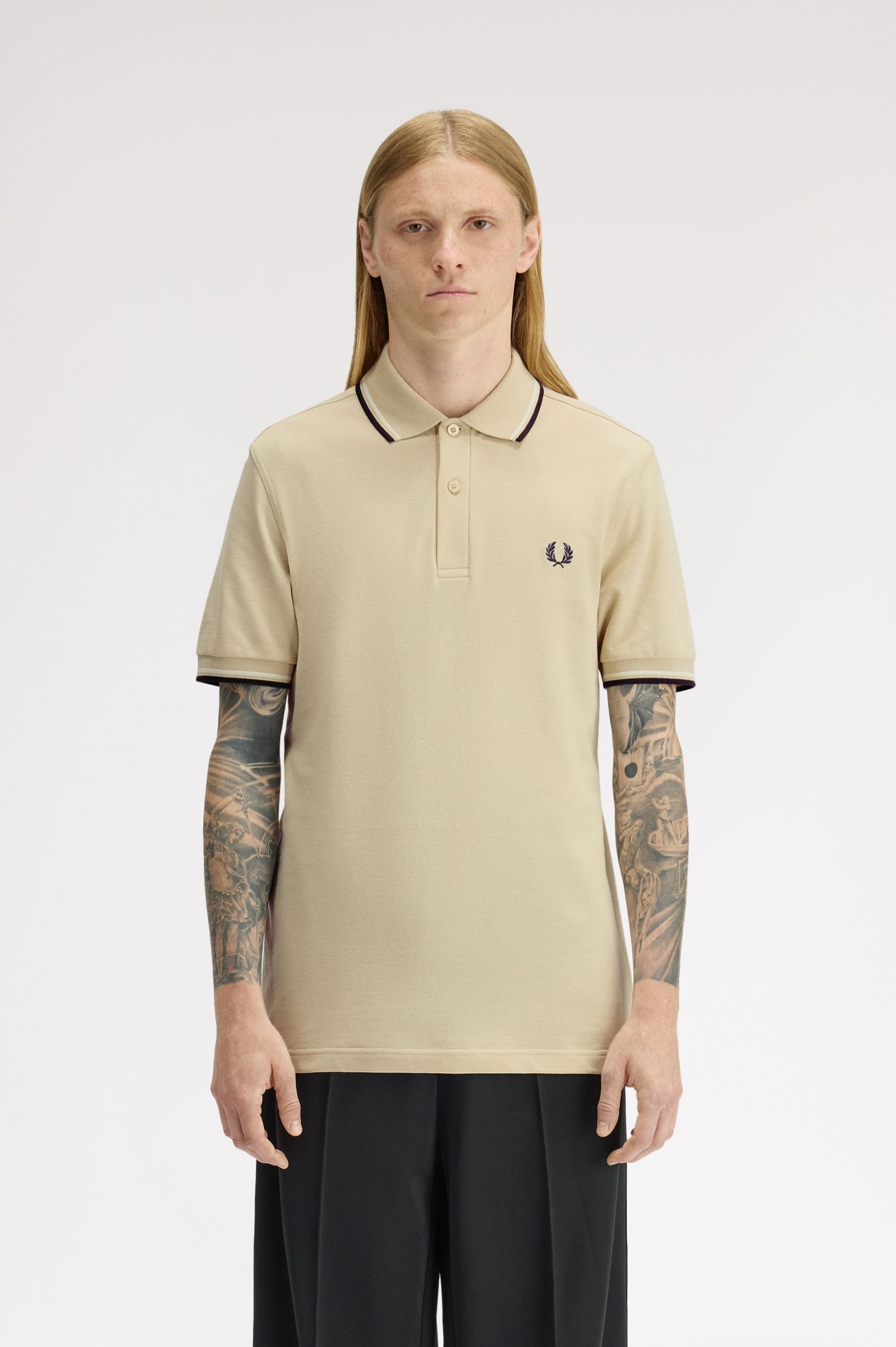 模特穿浅米色 Fred Perry M3600 双边饰 Polo 衫