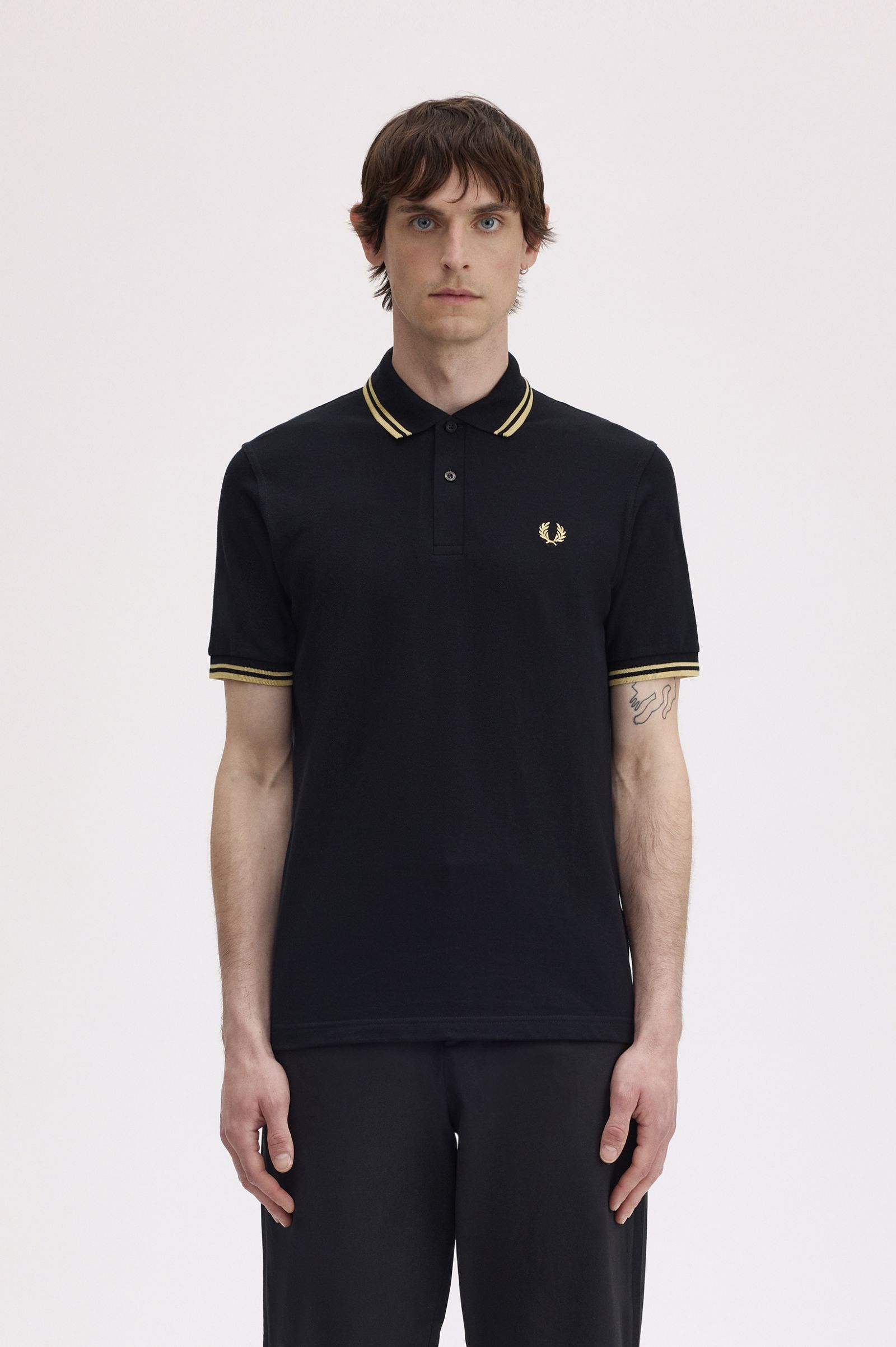 模特穿黑色金色双边饰 Fred Perry M12 Polo 衫