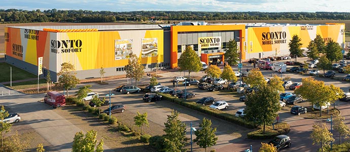 德国 Greifswald 的 Sconto 家具门店和停车区