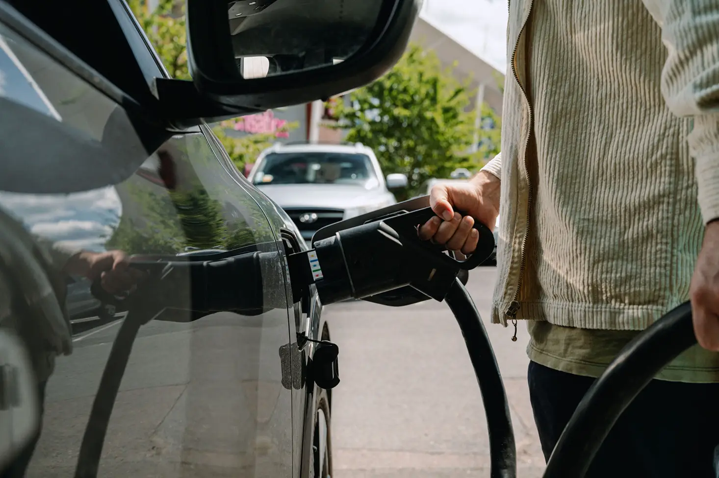 Elektroauto wird an einem öffentlichen Schnellladepunkt angeschlossen