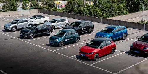 Mehrere Marken auf einem Parkplatz von Emil Frey Deutschland