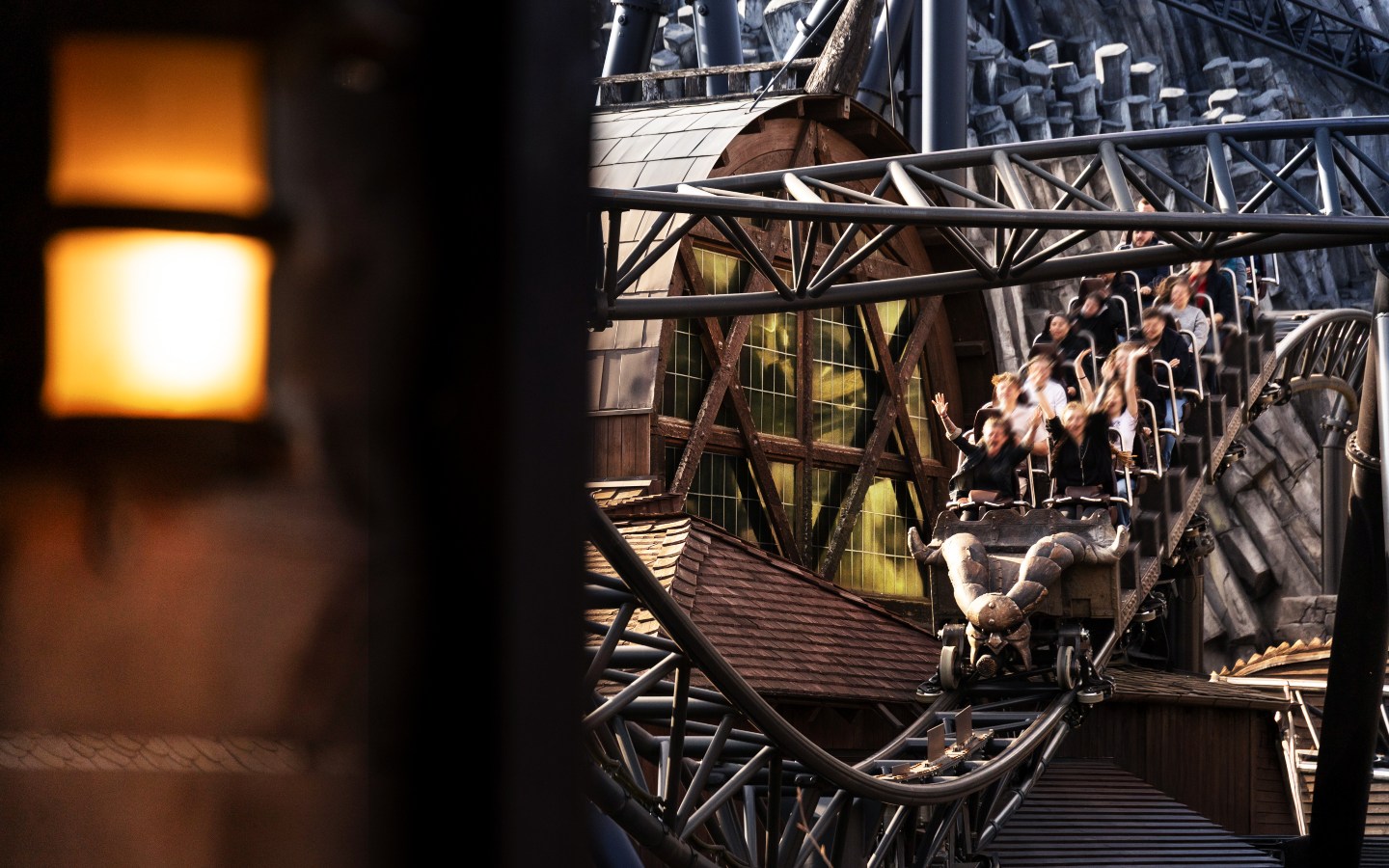 Offizielle Phantasialand Aufnahme von Taron zur Einordnung von Attraktionsverfügbarkeit und Sicherheitsbedingungen
