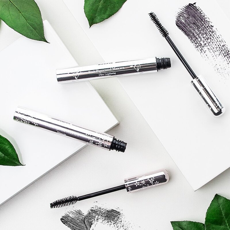 Offizielles Produktbild der Ultra Lengthening Mascara von 100 % PURE Deutschland mit silbernen Tuben und Bürsten
