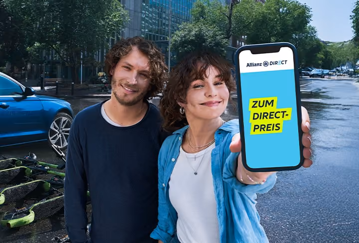Offizielles Allianz-Direct-Motiv mit einem Fahrzeugschaden und digitalem Versicherungszugang