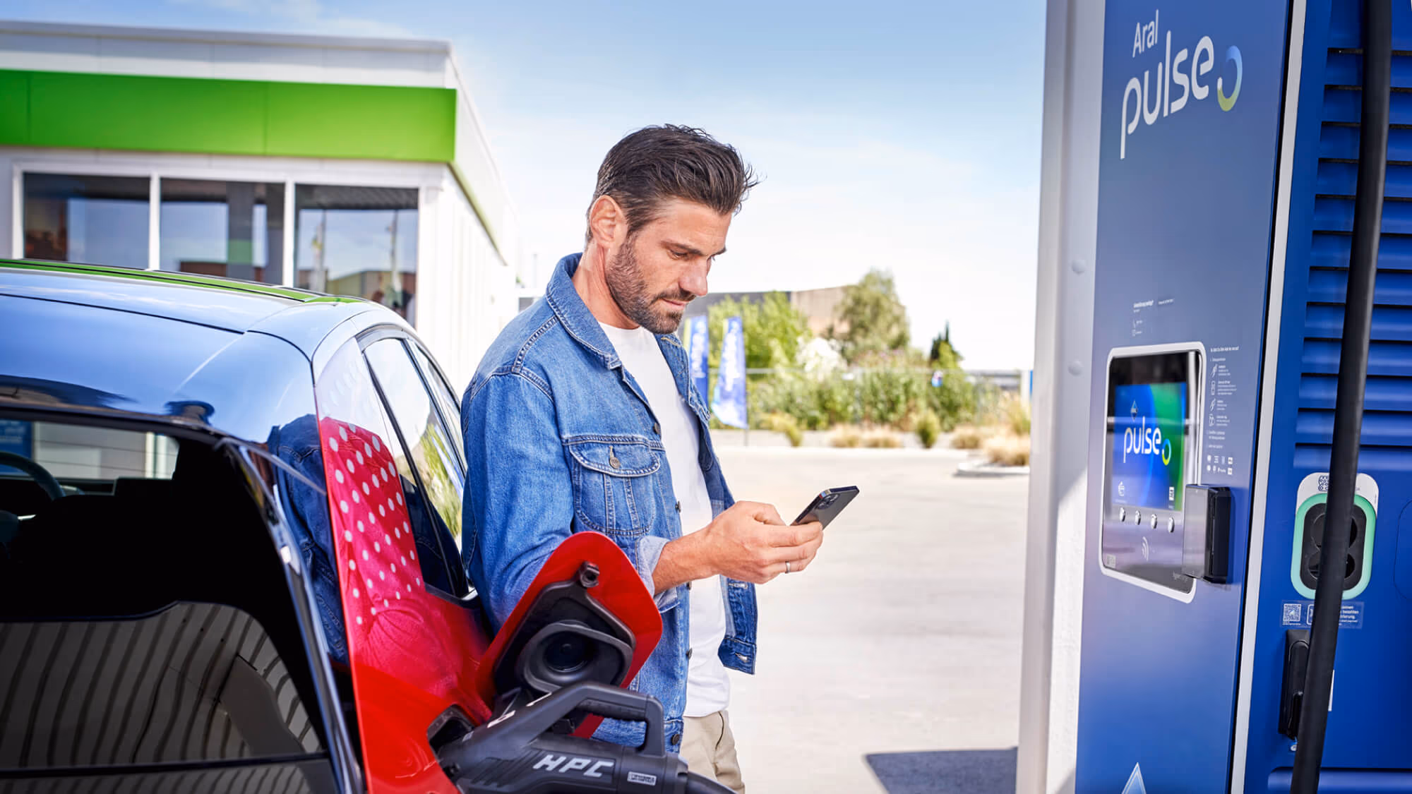 Aral pulse Schnellladen mit Smartphone und Elektroauto