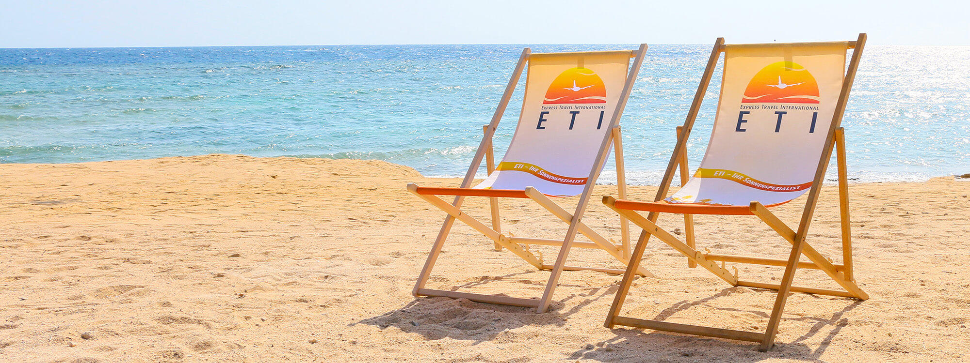 ETI Reiseveranstalter mit gebrandeten Strandstühlen