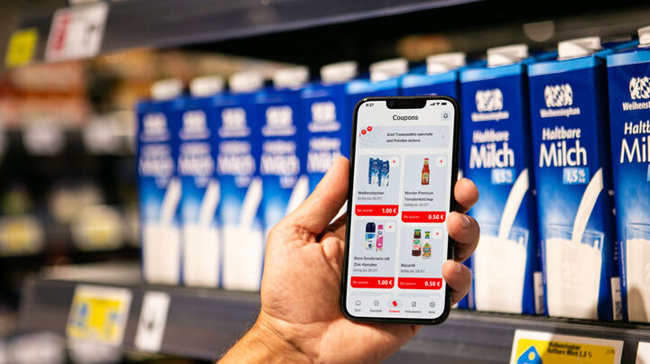 HIT App 在超市货架前显示可激活的商品优惠券