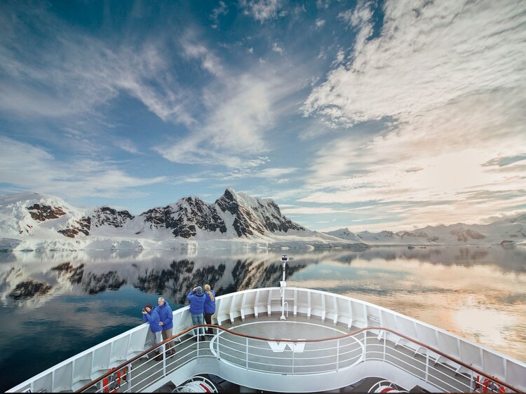 Hapag-Lloyd Cruises 探险船在极地水域航行